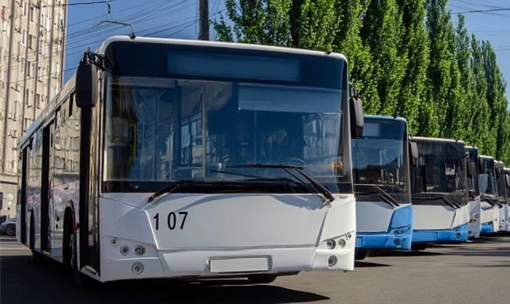 Автобус 107 маршрутка Днепр на зупинці Лівобережний-3