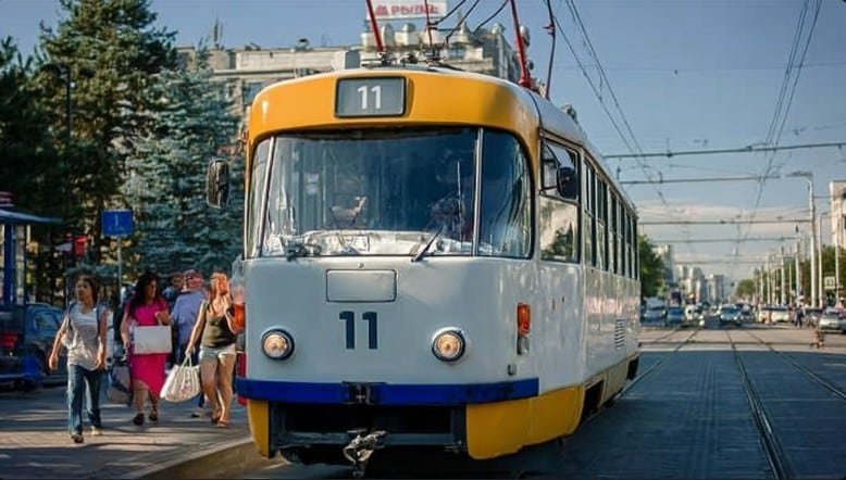 11 трамвай Днепр — трамвай на фоні міста