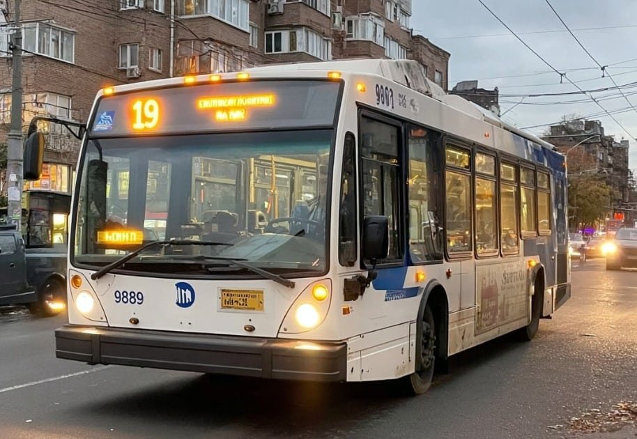 19 маршрутка Львів — великий міський автобус на маршруті, рухається вулицею серед вечірнього трафіку