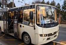 19 маршрутка Львів — міський автобус ISUZU з пасажирами на зупинці у Львові