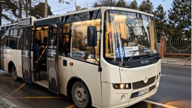 19 маршрутка Львів — міський автобус ISUZU з пасажирами на зупинці у Львові