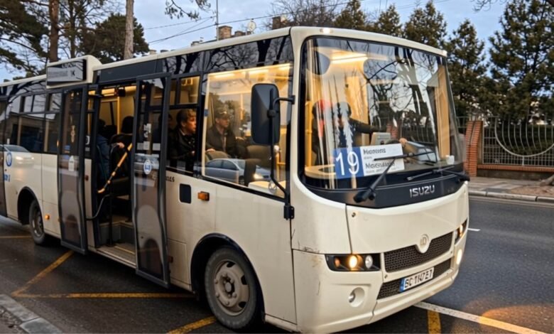 19 маршрутка Львів — міський автобус ISUZU з пасажирами на зупинці у Львові