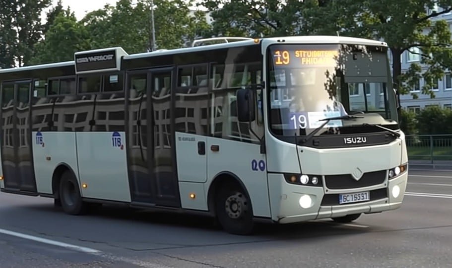 19 маршрутка Львів — автобус ISUZU білого кольору на маршруті, рухається вулицею в напрямку центру міста