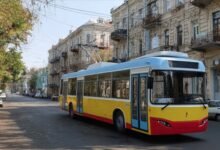 7 тролейбус Одеса – новий низькопідлоговий тролейбус на фоні старовинних будівель