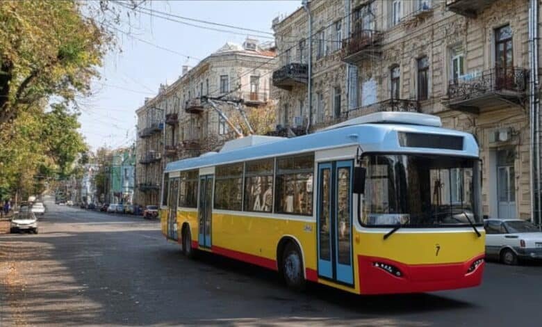 7 тролейбус Одеса – новий низькопідлоговий тролейбус на фоні старовинних будівель