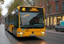 Автобус маршруту 41 на тлі міста