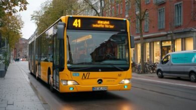 Автобус маршруту 41 на тлі міста