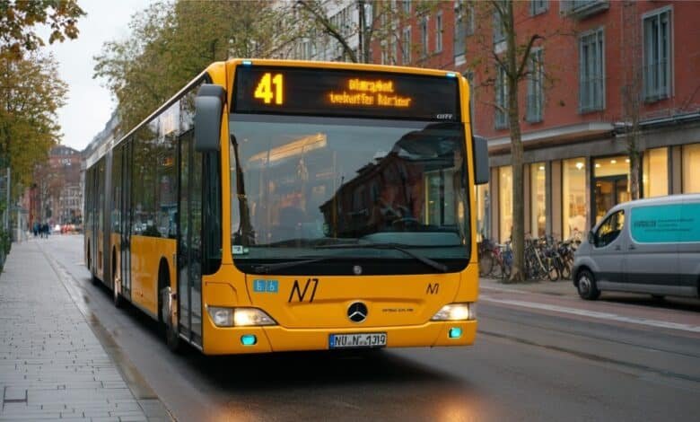 Автобус маршруту 41 на тлі міста