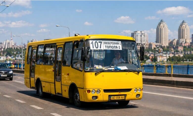 107 маршрутка Дніпро на мосту під час руху по маршруту