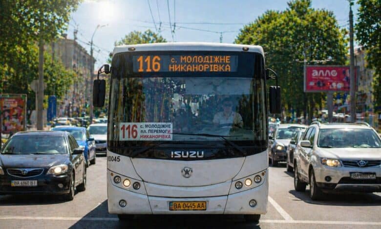 116 автобус Кропивницький спереду у трафіку літо сонячний день маршрут Молодіжне Никанорівка