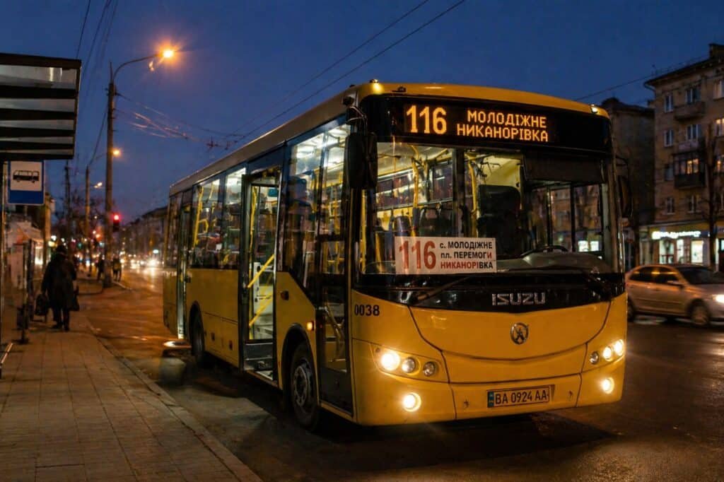 116 автобус Кропивницький ввечері на зупинці маршрут Молодіжне Никанорівка