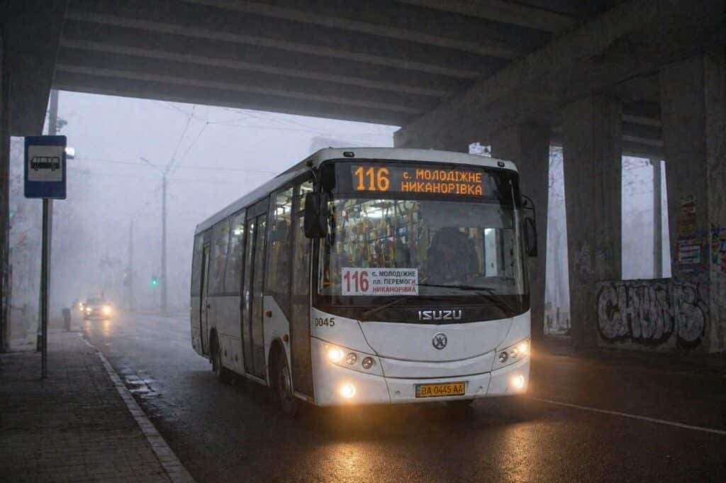 116 автобус Кропивницький у тумані під мостом спереду маршрут Молодіжне Никанорівка
