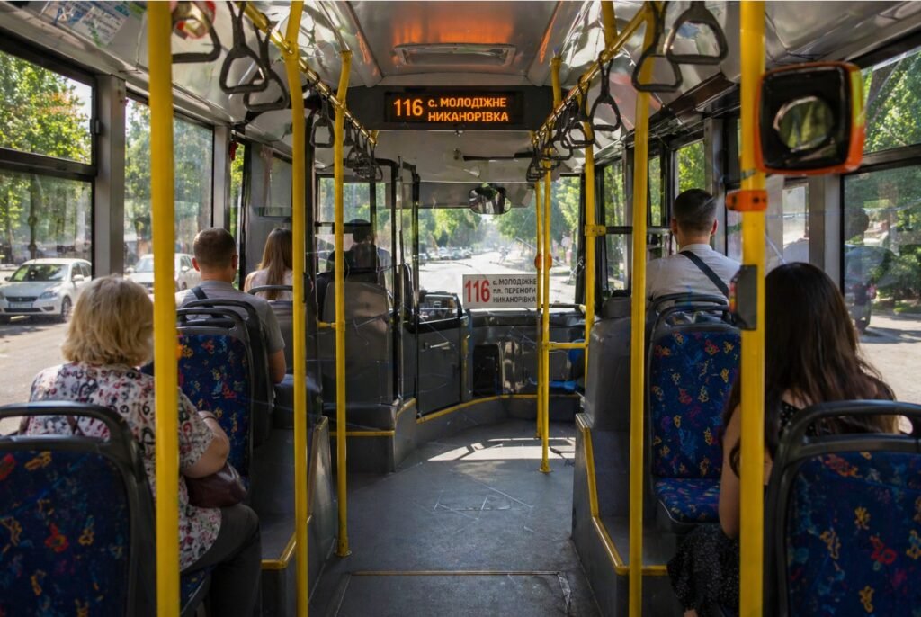 салон 116 автобус Кропивницький всередині сидіння пасажири маршрут Молодіжне Никанорівка