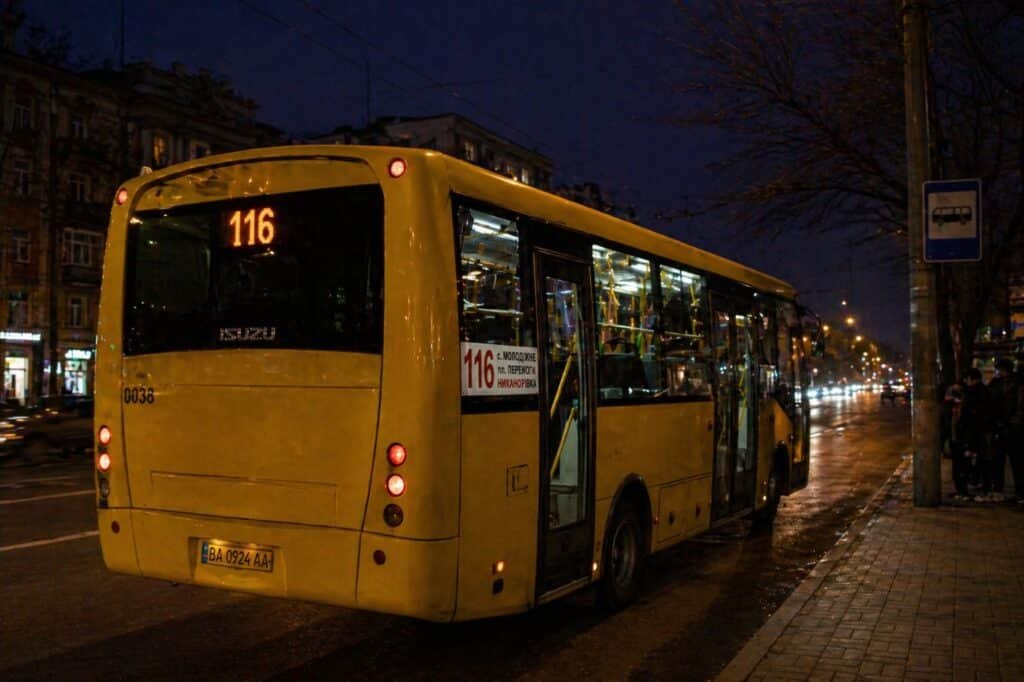 116 автобус Кропивницький вигляд ззаду ввечері на зупинці маршрут Никанорівка Молодіжне
