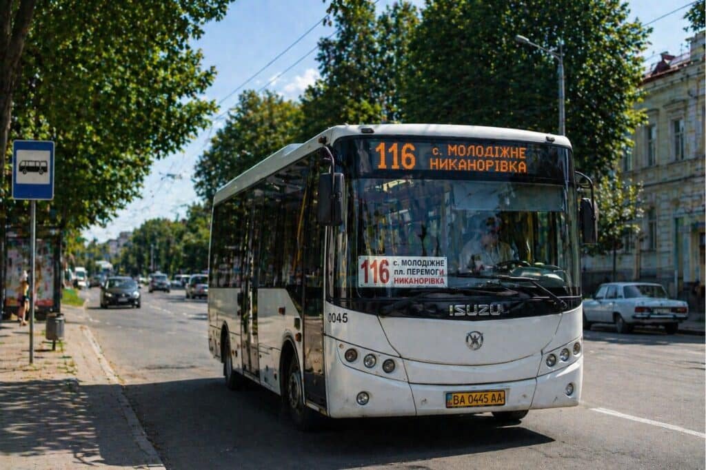 116 автобус Кропивницький білий автобус спереду влітку маршрут Молодіжне Никанорівка