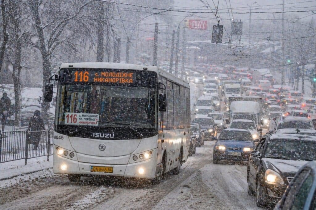 116 автобус Кропивницький взимку хуртовина трафік багато машин маршрут Молодіжне Никанорівка