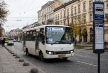 маршрутка 12 Львів на зупинці міський автобус Рясне-2 Автостанція №2 фото