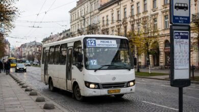 маршрутка 12 Львів на зупинці міський автобус Рясне-2 Автостанція №2 фото