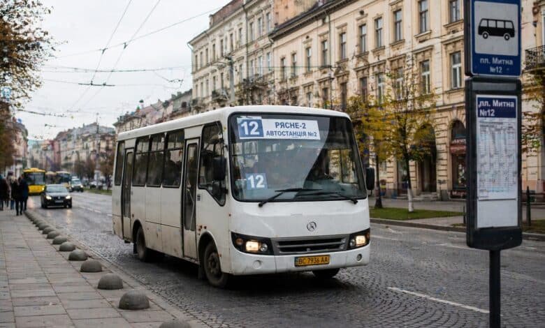 маршрутка 12 Львів на зупинці міський автобус Рясне-2 Автостанція №2 фото