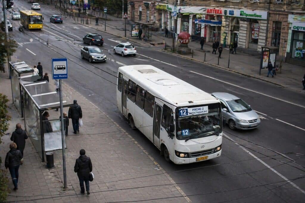 маршрутка 12 Львів на зупинці Мазепи вигляд зверху автобус Рясне-2 Автостанція №2