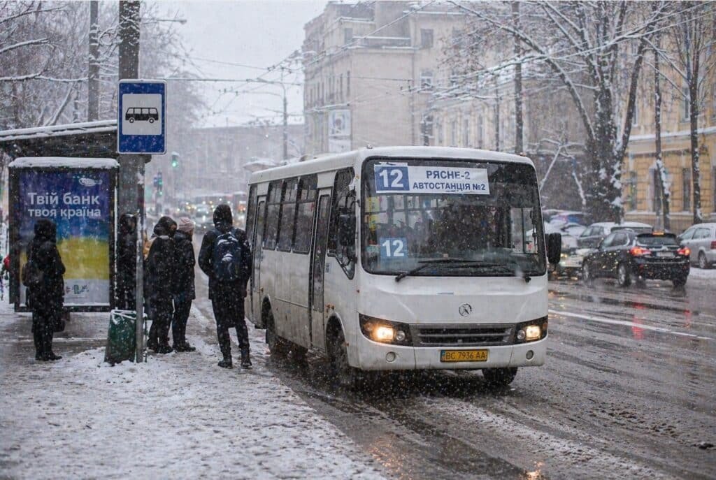 маршрутка 12 Львів взимку на зупинці сніг автобус Рясне-2 Автостанція №2