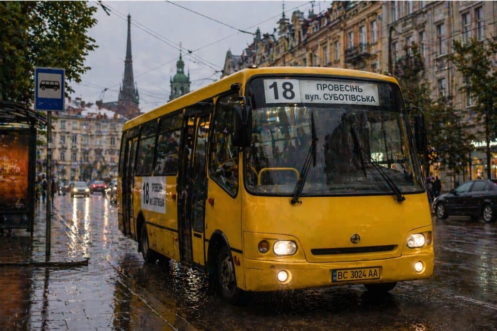 18 маршрутка Львів у дощ автобус на зупинці мокра дорога