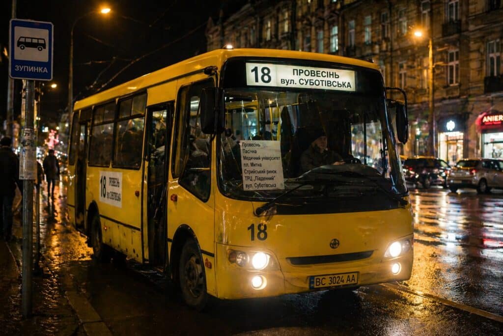 18 маршрутка Львів вночі на зупинці автобус фари місто