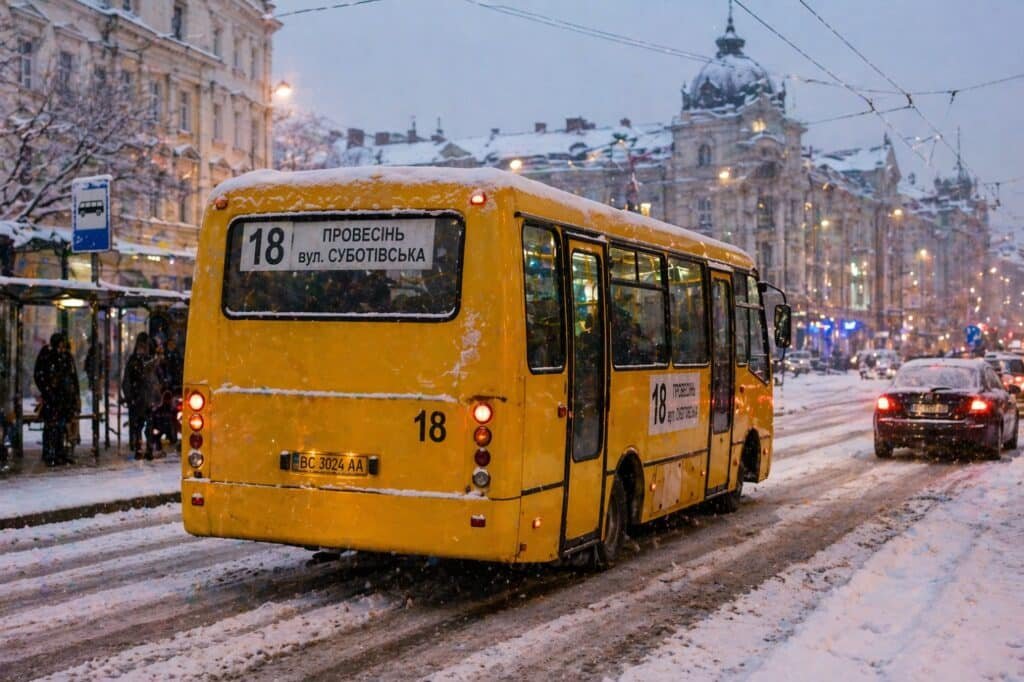 18 маршрутка Львів взимку автобус сніг дорога маршрут