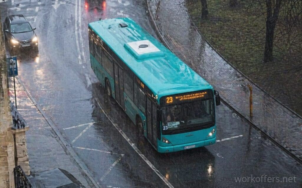 23 маршрутка Львів автобус №23 у дощ фото зверху рух маршруту Львів
