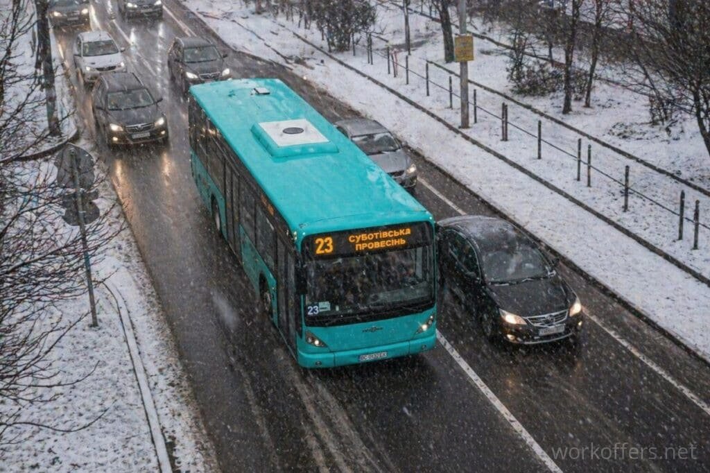 23 маршрутка Львів автобус №23 взимку сніг трафік рух транспорту Львів
