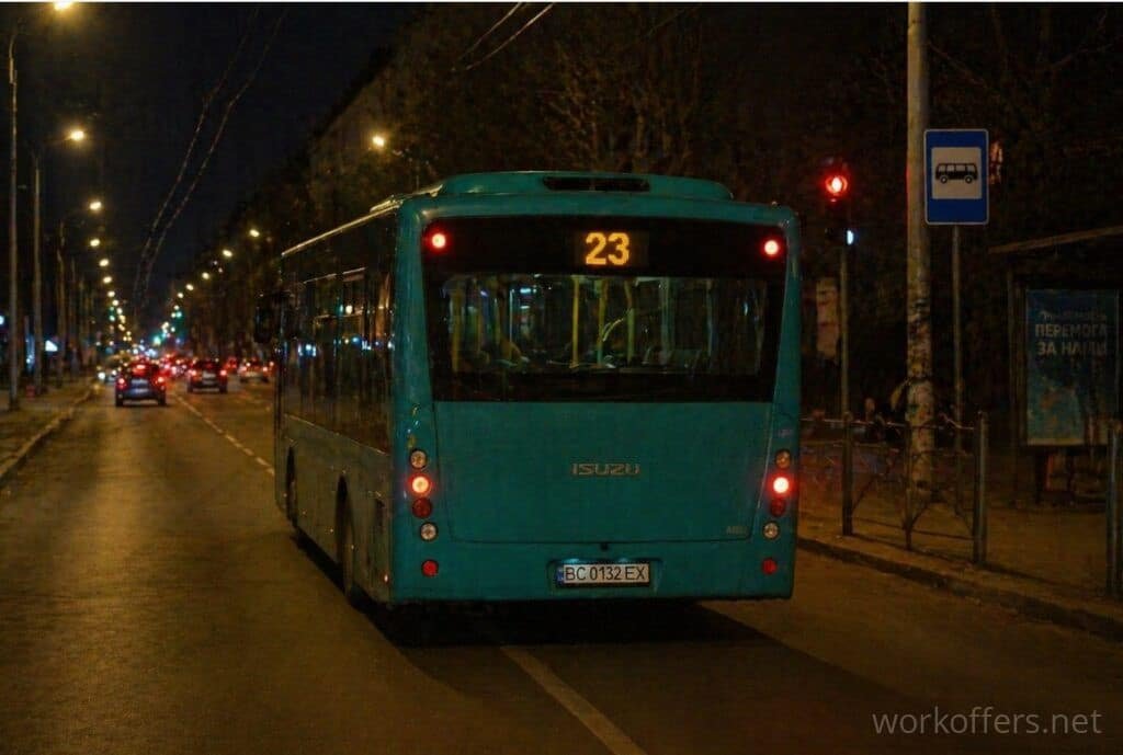 23 маршрутка Львів автобус №23 вночі вигляд ззаду рух транспорту Львів