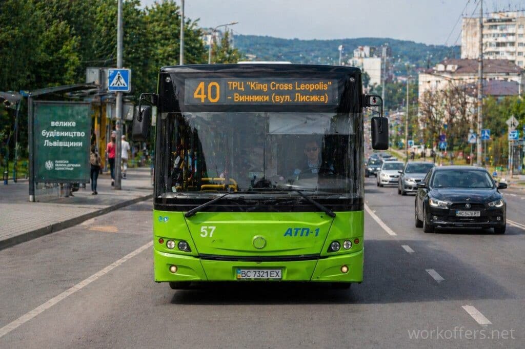 автобус 40 львів зелений фронтальний вид маршрут King Cross Винники