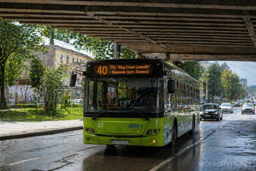 автобус 40 львів зелений під мостом маршрут King Cross Винники