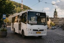 маршрутка 43 Львів у центрі міста автобус на маршруті фото