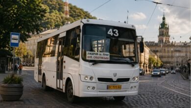 маршрутка 43 Львів у центрі міста автобус на маршруті фото