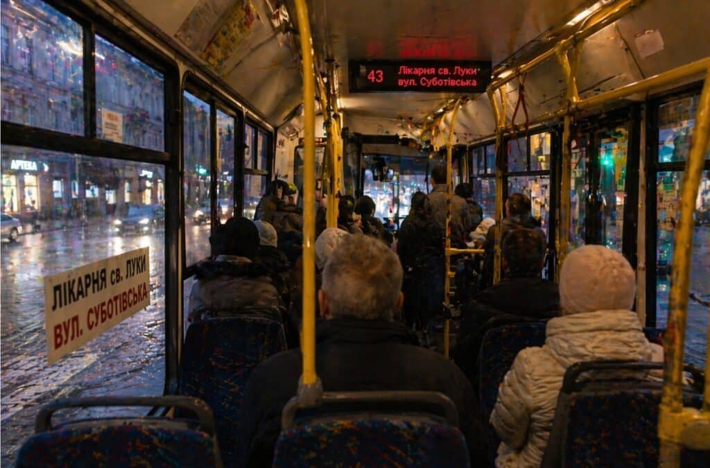 маршрутка 43 Львів всередині салон пасажири громадський транспорт