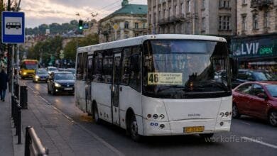 46 маршрутка Львів автобус у трафіку міста фото