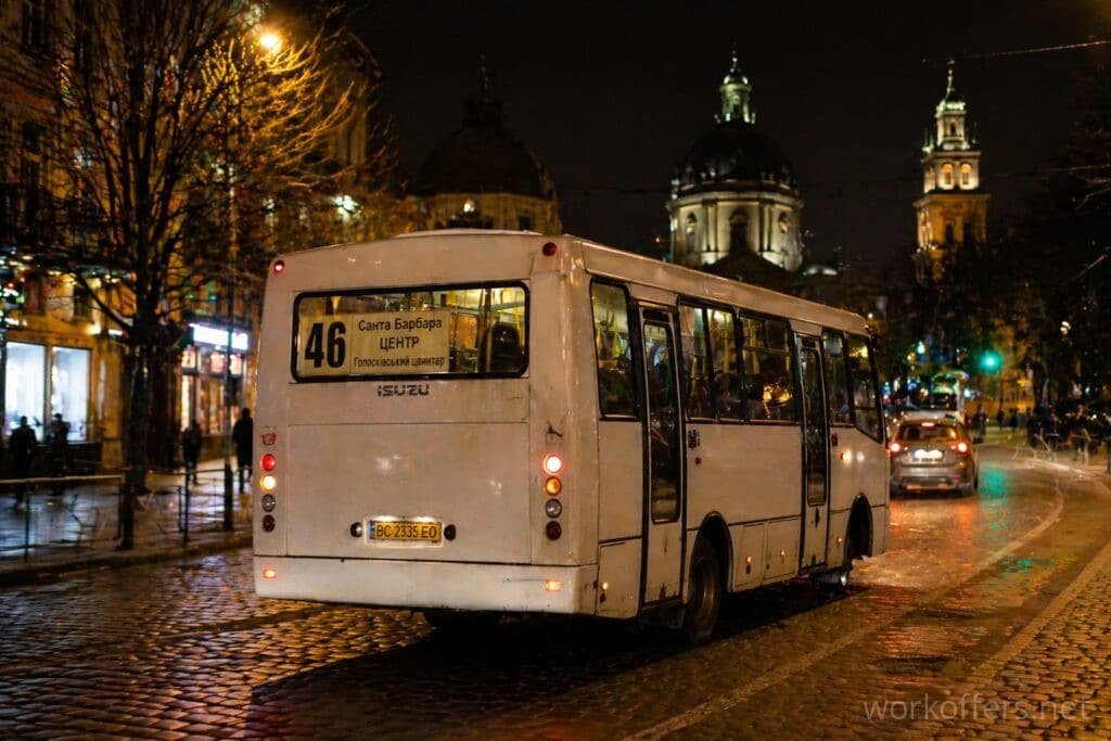 46 маршрутка Львів білий автобус вночі вигляд ззаду дорога