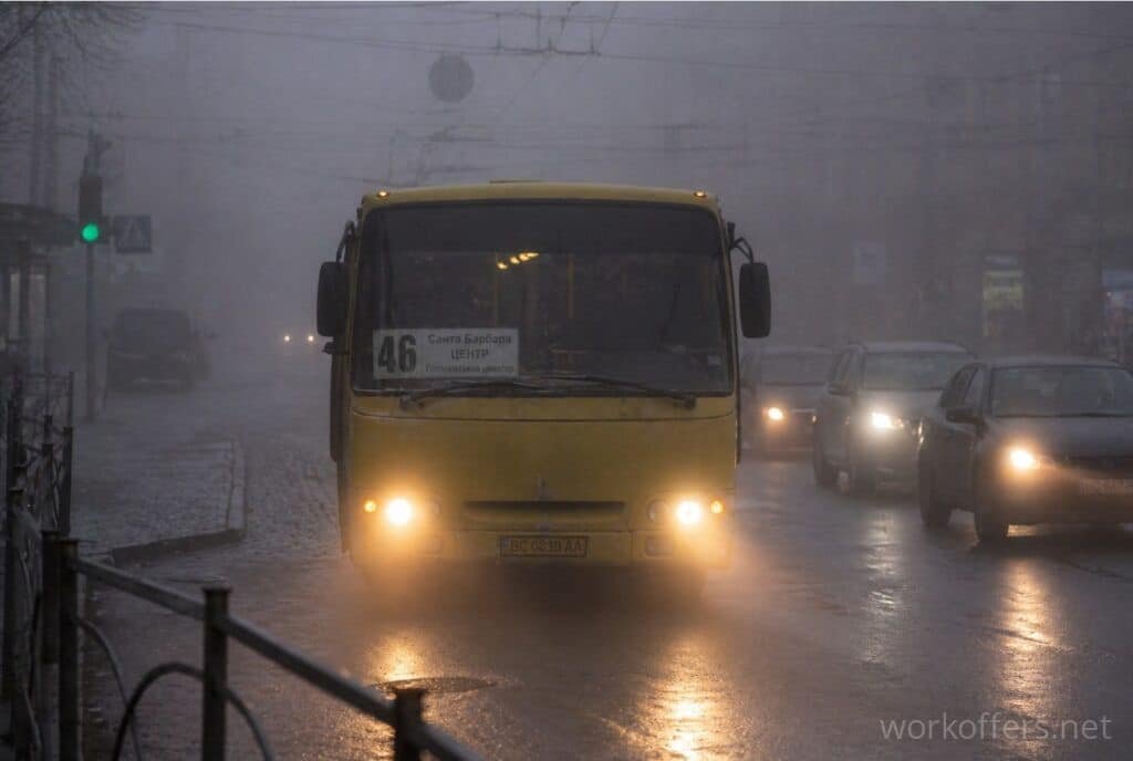 46 маршрутка Львів жовтий автобус в тумані вид спереду фото