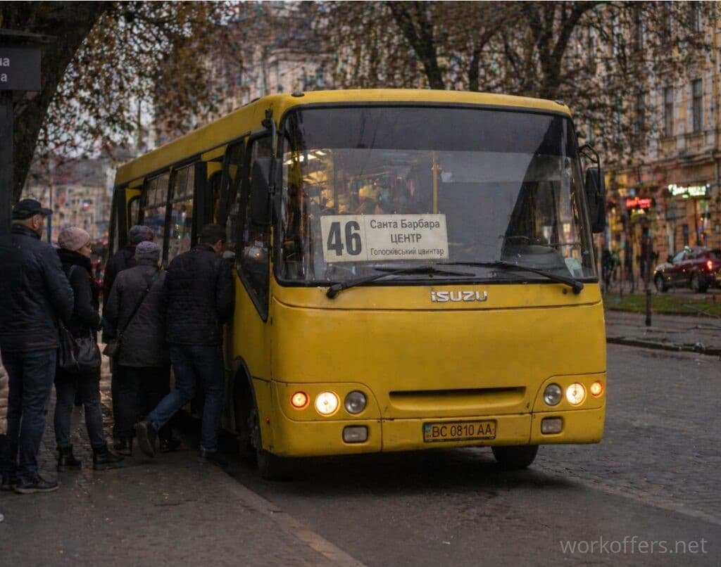 46 маршрутка Львів зупинка люди заходять в автобус посадка пасажирів