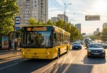 56 автобус Київ влітку в трафіку маршрут Академмістечко Виставковий центр