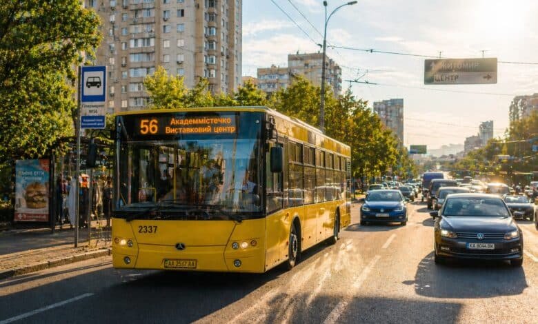 56 автобус Київ влітку в трафіку маршрут Академмістечко Виставковий центр