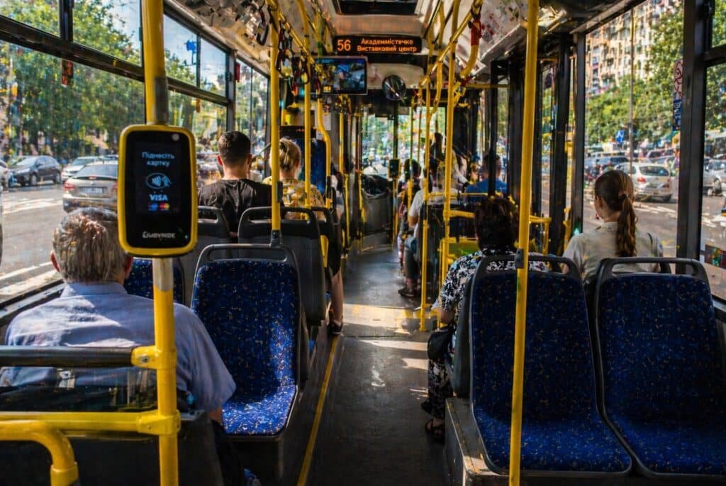 салон 56 автобуса Київ всередині пасажири валідатор маршрут Академмістечко Виставковий центр