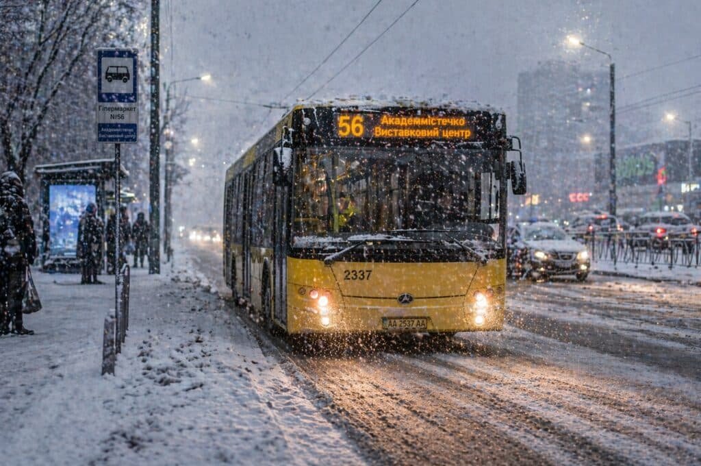 56 автобус Київ взимку в снігопаді маршрут Академмістечко Виставковий центр