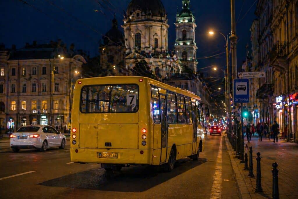 7 маршрутка Львів нічне фото автобус маршруту 7 на вулицях міста у темний час доби