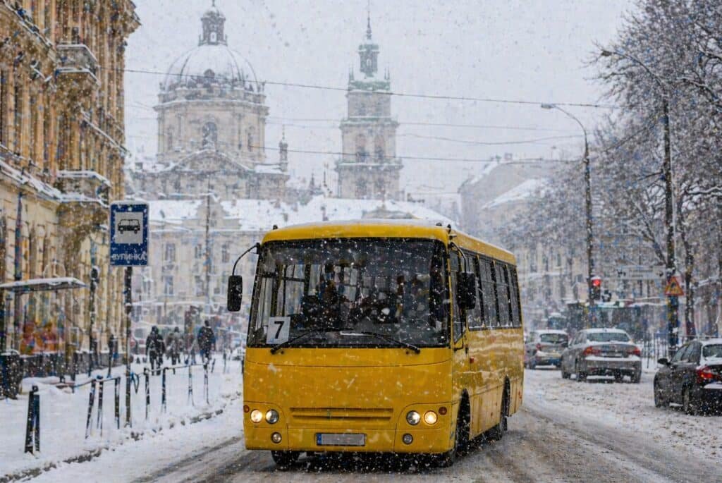 7 маршрутка Львів зимове фото автобус маршруту 7 у сніг на вулиці міста