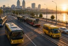 громадський транспорт Дніпра маршрутки автобуси трамваї тролейбуси на дорозі вранці