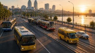 громадський транспорт Дніпра маршрутки автобуси трамваї тролейбуси на дорозі вранці