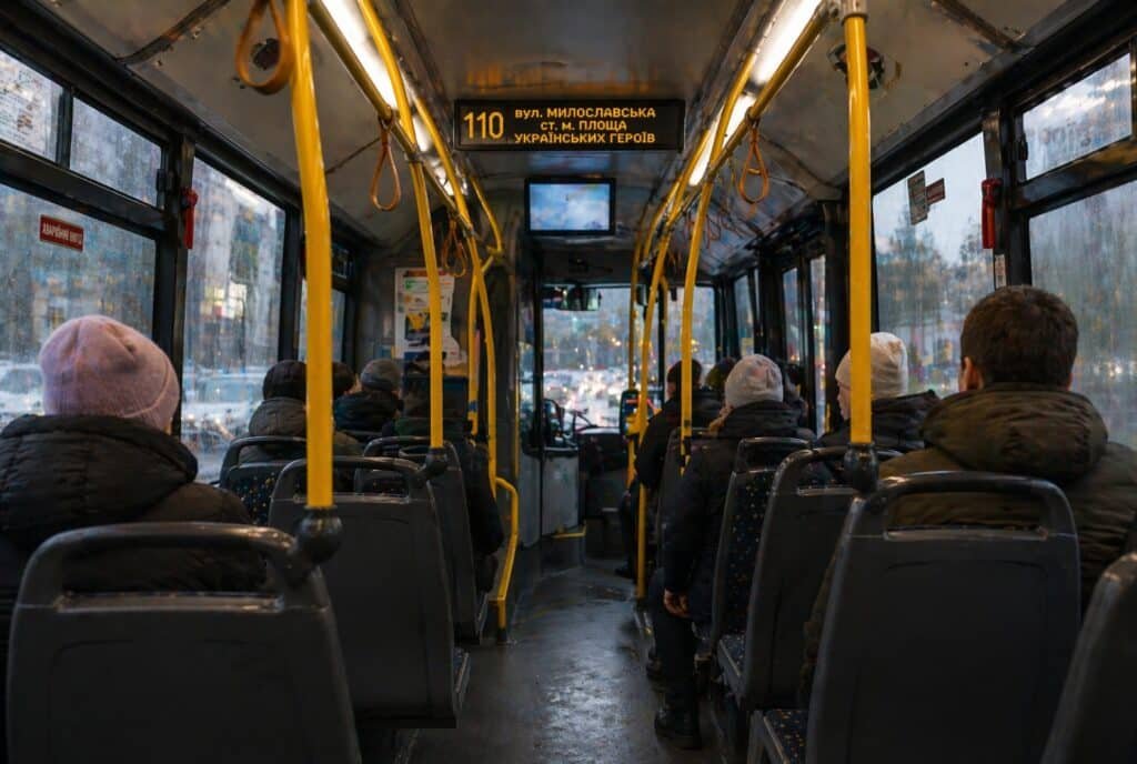 Салон автобуса №110 у Києві всередині пасажири під час поїздки