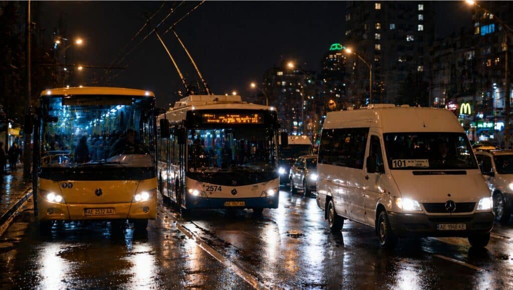 як доїхати по Дніпру без пересадок транспорт вночі маршрутки автобуси дорога